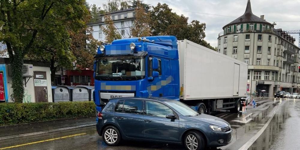 Der Fahrer eines Sattelschleppers hat am Samstagnachmittag beim Unteren Graben in St. Gallen bei einem Spurwechsel mit seinem Fahrzeug ein Auto gerammt und wenige Meter vor sich hergeschoben. Verletzte gab es keine.