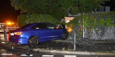 Ein angetrunkener 31-jähriger Mann hat in der Nacht auf Sonntag in Maienfeld mit seinem Auto eine Gartenmauer gerammt. Der Mann blieb unverletzt.