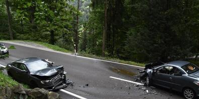 Am Samstagmittag kam es zwischen Speicher und Speicherschwendi zu einer heftigen Frontalkollision zweier Autos. Beide Fahrzeuglenker mussten in Spitalpflege gebracht werden.