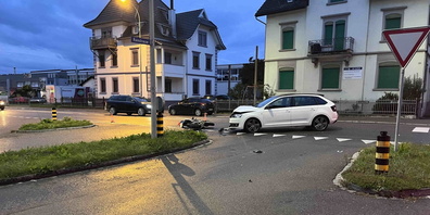 Der Motorradfahrer wurde leicht verletzt. Beide Fahrzeuge wurden stark beschädigt.