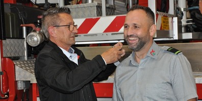 Gemeindepräsident Reto Friedauer (links) kürt Andreas Baumgartner offiziell zum neuen Feuerwehrkommandanten in St.Margrethen. 