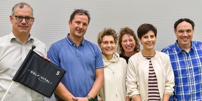 v.l.n.r.: Michael Wenk, Roman Zahner, beide FDP Kaltbrunn; Brigitte Bailer, FDP Rapperswil-Jona;  Chiara Zeckai-De Zanet, Gastgeberin FDP Kaltbrunn; Christine Egger Schöb; Ivo Schildknecht, Präsident  Regionalpartei FDP See-Gaster.