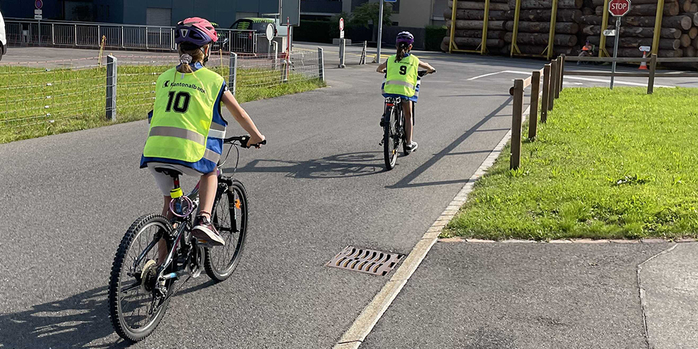 Die Kinder zeigten an der praktischen Veloprüfung ihr können ; 97% von ihnen meisterten die Prüfungsstrecke erfolgreich. 