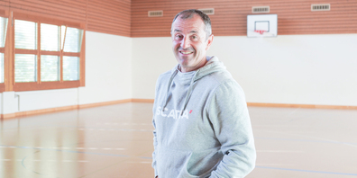 Die Turnhalle in Stetten verwandelt sich in ein Kino. Rund um den Kinotag entstand eine Projektwoche, erklärt der Stettemer Gemeinderat Adrian Horat.
