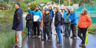 Dominic Frei zeigt naturnahe Lebensräume im Siedlungsraum.