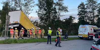 Der polnische Sattelschlepper ist über die Böschung in den Strassengraben gestürzt