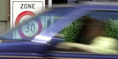 Für Busse und Zulieferer wird auf der Stadthausstrasse in Winterthur neu Tempo 30 gelten - für den Durchgangsverkehr gilt ein Fahrverbot. (Symbolbild)