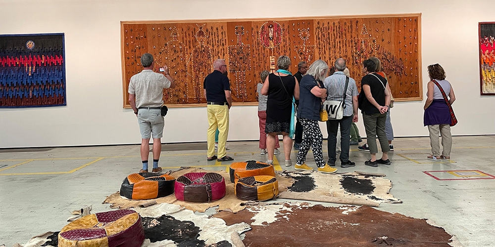 Im Hübner-Areal, einem Aussenstandort der documenta, bewundert der Kunstverein die Sammlung der Wunsch- und Sorgenbeutel.