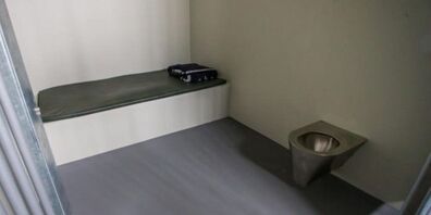 In einer solchen Arrestzelle hat sich der 63-Jährige erhängt