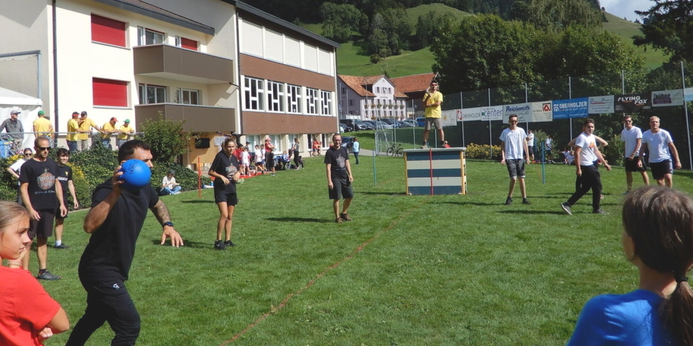 Im traditionellen Völkspiel ging es für die 13 Erwachsenengruppen und 11 Kinder-/Jugendteams um Siege und Lebenspunkte.