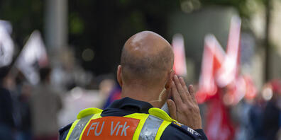Die Stadtpolizei Zürich konnte dank einem aufmerksamen Rentner einen falschen Polizisten festnehmen. (Symbolfoto)