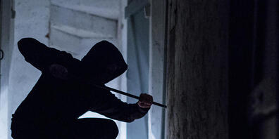Die Kantonspolizisten überraschten zwei Einbrecher in Effretikon beim Versuch, in eine Wohnung einzusteigen. (Symbolbild)