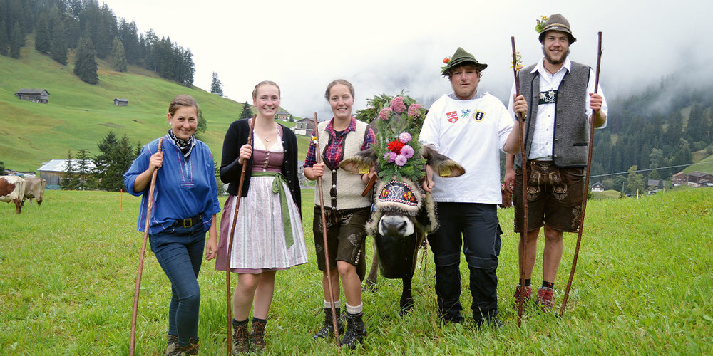 Das Alpteam von Partnun posiert oberhalb von St. Antönien.