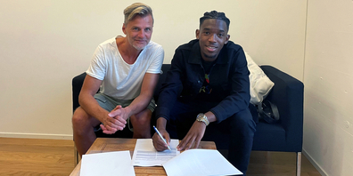 Noha Ndombasi zusammen mit Sportchef Alain Sutter.