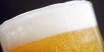 Was Online-Lieferdienste dürfen, sollen auch die offiziellen Verkaufsstellen am Zürichseeufer dürfen: Die FDP der Stadt Zürich verlangt, dass das Verkaufsverbot für Alkohol aufgehoben wird. (Symbolbild)