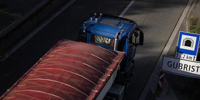 Es werden jährlich 94 Millionen Tonnen Güter in, aus und durch den Kanton Zürich transportiert. Der Grossteil davon auf der Strasse. (Symbolbild)