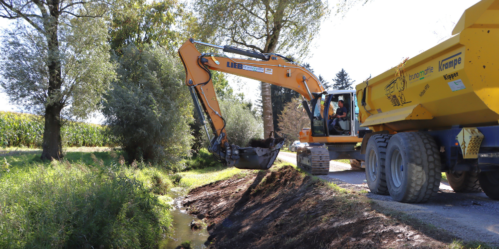 Auf einer Strecke von einem Kilometer wird am Zapfenbach in Kriessern derzeit Letten abgetragen. Durch den Eingriff soll die Biodiversität verbessert werden. 