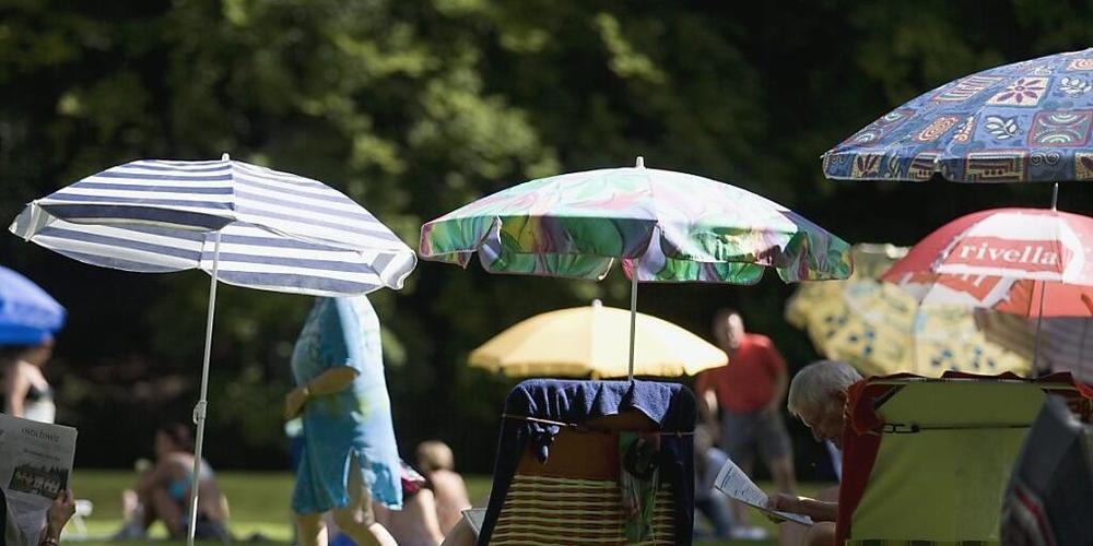 In St.Galler Schwimm- und Strandbädern darf bisher kein Alkohol verkauft werden. Dieses Verbot soll fallen, wird in einem Vorstoss aus dem Kantonsrat verlangt. (Symbolbild)