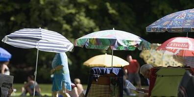 In St. Galler Schwimm- und Strandbädern darf bisher kein Alkohol verkauft werden. Dieses Verbot soll fallen, wird in einem Vorstoss aus dem Kantonsrat verlangt. (Symbolbild)