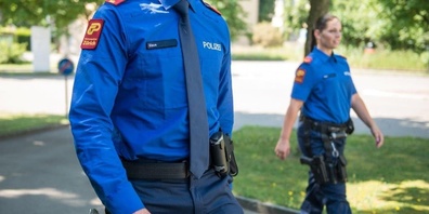 Die zwei mutmasslichen Telefonbetrüger werden der Staatsanwaltschaft zugeführt. (Symbolbild)