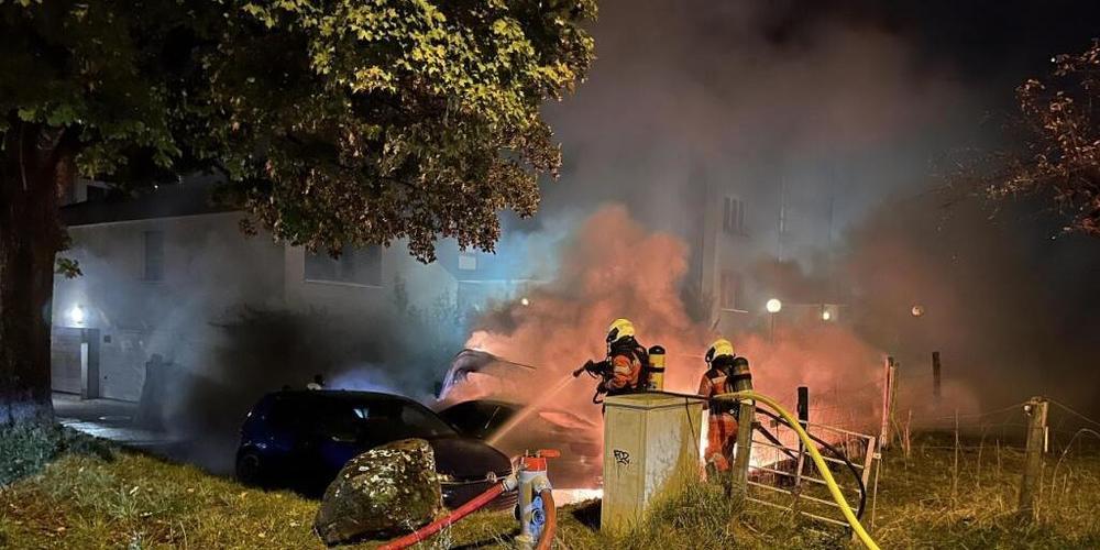 Die Feuerwehr Fällanden löscht die brennenden Fahrzeuge.