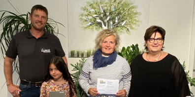 Preisspender Christian Schmid, Bergrennen Hemberg, mit Erisa Syva (2. Preis), der Gewinnerin des Hauptpreises, Gisela Wälle und Kathrin Ott, Präsidentin Verein Zentrum Wattwil. 