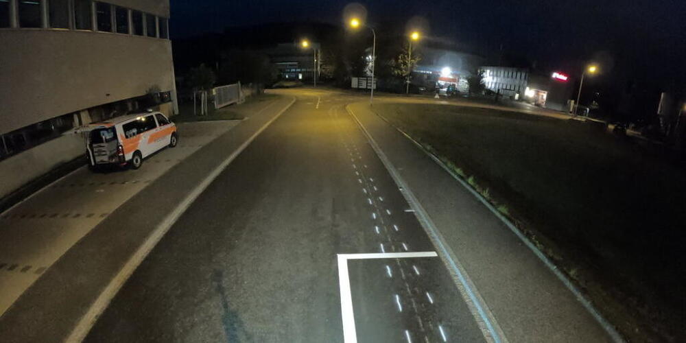 Rechts auf der Fahrbahn ist die Felgenspur sichtbar, welche das Auto nach dem Selbstunfall in St. Gallen hinterlassen hatte.