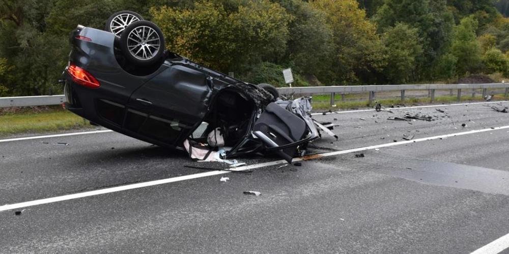 Eines der drei involvierten Autos landete nach der Serienkollision in Schiers GR auf dem Dach.