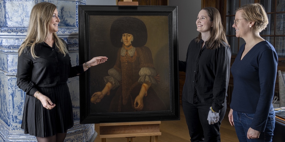 Die Kunsthistorikerin Janine Jakob erklärt Fabienne Dubs und Caroline Morand, Kuratorin und Leiterin der Kunstsammlung des Kantons, im Haus zum Rechberg Details von Kleidung und Schmuck auf dem Porträt der 27-jährigen Zürcherin Anna von Meiss von 1690.