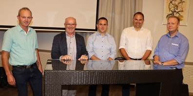 Im Bild (v.l.): Walter Raschle (Kantonsrat), Köbi Frei (Alt-Regierungsrat),  Beat Brunner (Ausserrhoder Bauernpräsident),  Marcel Dettling (Schwyzer Nationalrat) und Anick Volger (SVP-Präsident)  anlässlich dem Informationsabend zur Versorgungssicherheit der Schweiz. 