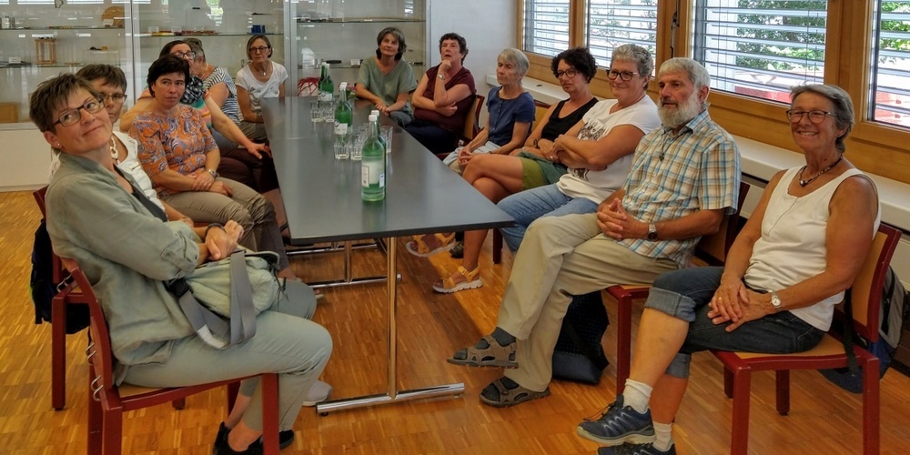 Ehrenamtliche Verkäuferinnen des claro-Weltladen Uznach und der Vorstand des Trägervereins «mitenand + fürenand».