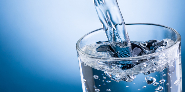 Kostbares Gut: Trinkwasser. Der Verbrauch bleibt auch in den kommenden Tagen und Wochen noch hoch. (Symbolbild)