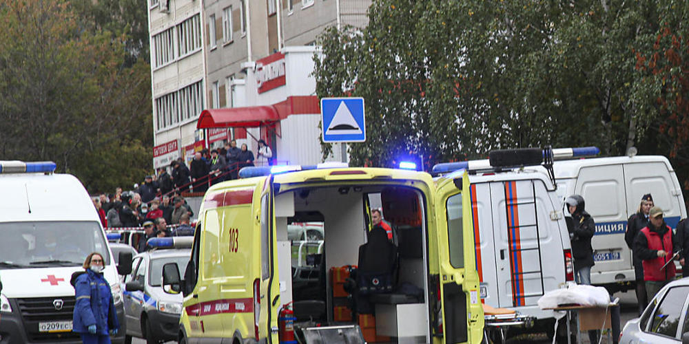 Polizei und Sanitäter arbeiten an einer Schule, in der Schüsse gefallen sind. Es gab Tote und Verletzte. Foto: Uncredited/AP/dpa