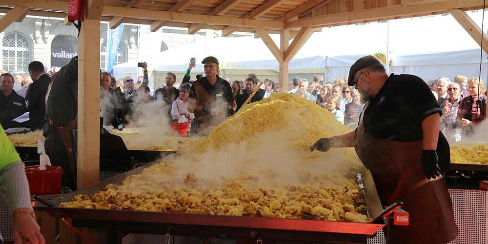 Eine riesige Pfanne in Form einen Schweizerkreuzes zog das Publikum an. (ji)