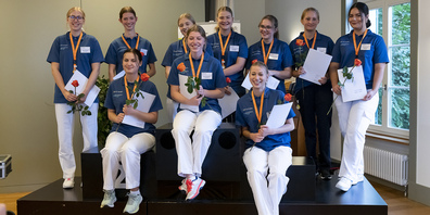 Die Teilnehmerinnen der Berufsmeisterschaft FaGe erhielten an der Preisverleihung Rose und Urkunde.