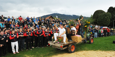 Rücktritt: Reto Nötzli wird im Triumphzug zweimal eine Runde lang in der Schwingarena mit einer "Standing Ovation" vom Publikum verabschiedet, begleitet von seinen Schwingkollegen des Schwingklubs March-Höfe.