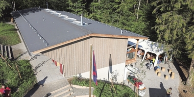 Am Waldrand von Itschnach steht das neue Lagerhaus: Vor kurzem wurde es mit einem Fest und viel Publikum eingeweiht.