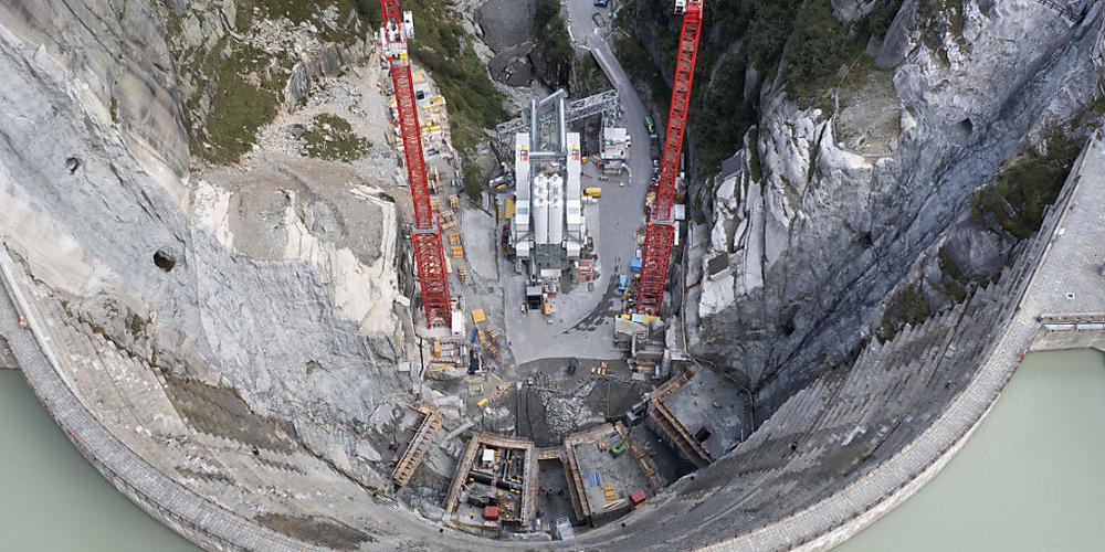 Der Nationalrat will mit Gesetzesbestimmungen die Erhöhung der Grimsel-Staumauer voranbringen. Im Bild Bauarbeiten für den Ersatz der alten Staumauer. (Archivbild)