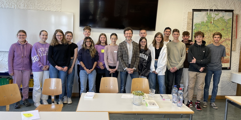 Schülerinnen und Schüler mit dem Schriftsteller Thomas Meyer.