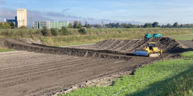 Bagger und Schubraupen sind im Rheinvorland an der Arbeit