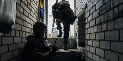 Ukrainische Soldaten verlassen einen Unterstand in der kürzlich zurückeroberten Stadt Kupjansk in der Region Charkiw, Ukraine. Foto: Kostiantyn Liberov/AP/dpa