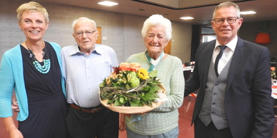 Zur «eisernen» Hochzeit wurden Rosa und Stefan Bischof-Jöhl von Gemeinderätin Isabelle Kuster (l.) und Gemeindepräsident Diego Forrer (r.) beglückwünscht.