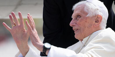 ARCHIV - Der emeritierte Papst Benedikt XVI. winkt am Flughafen München. Foto: Sven Hoppe/dpa-Pool/dpa