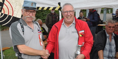 Am Schwaderloh-Pistolenschiessen wurde der Meister 2022 Thomas Rentsch aus Binningen erkoren.  Flavio Bezzola aus Büren an der Aare gewann eine Zinnkanne..