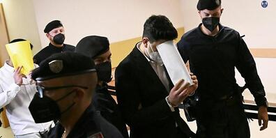 Zwei Angeklagte gehen zu Beginn eines Prozesses im Wiener Landgericht in Handschellen und begleitet von Justizbeamten über einen Gang. Drei Männer im Alter von 19, 20 und 23 Jahren sind angeklagt. Zum Start der Verhandlung am Wiener Landgericht wa...