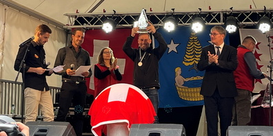 Reto Güntensperger freut sich über den Swiss Cheese Award in der Kategorie "Halbhartkäse mit Laibgrösse unter 3kg ".