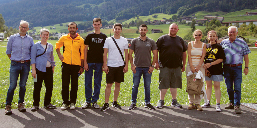 Sie sind inzwischen zu einer kleinen Familie zusammengewachsen, die sieben Georgischen Studenten,  ihre Dolmetscherin und die Schweizer Lehrer. 