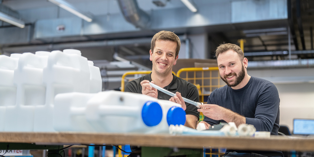 Tobias Schlagenhauf (links), ehemals altra, arbeitet heute bei der Phoenix Mecano AG.