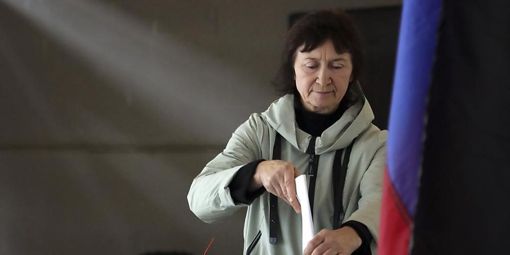Eine Frau stimmt während des Scheinreferendums in einem Wahllokal in der von den von Russland unterstützten Separatisten kontrollierten Volksrepublik Donezk ab. In den russisch-besetzten Gebieten der Ukraine finden bis zum Dienstag (27.09.2022) in...