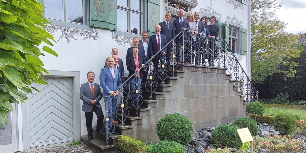 Die Gemeindepräsidentinnen und Gemeindepräsidenten des Linthgebiets trafen sich mit der St.Galler Kantonsregierung zum Austausch.